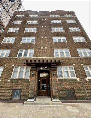 Downtown Top Floor 1 bedroom w/Heat included - 1/2 Off First month rent – photo 1