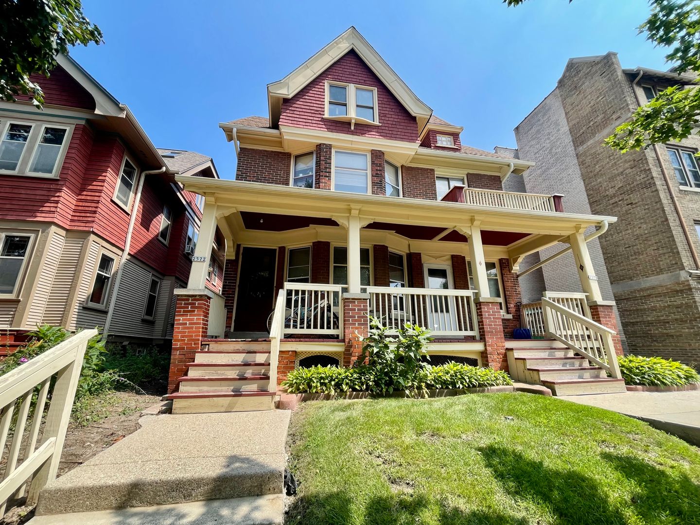 Milwaukee Apartment: 2570 N Murray