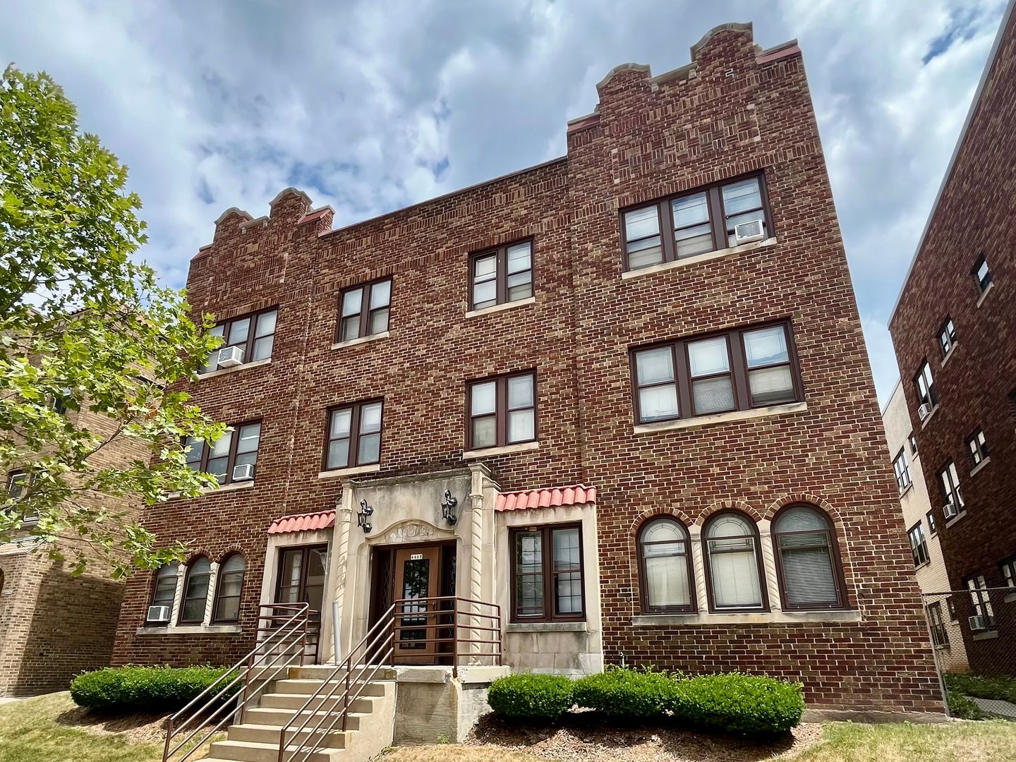 Shorewood Apartment: 4468 N Oakland Ave