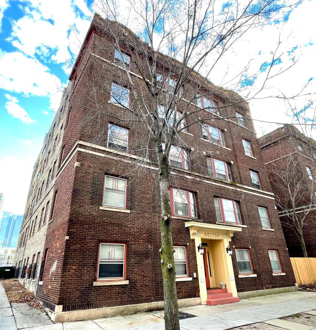 Milwaukee Apartment: 913 E Juneau Ave.