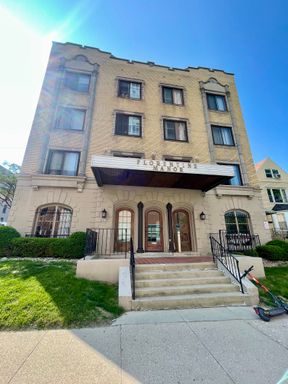Cozy studio apartment in Milwaukee w/Heat included! – photo 1