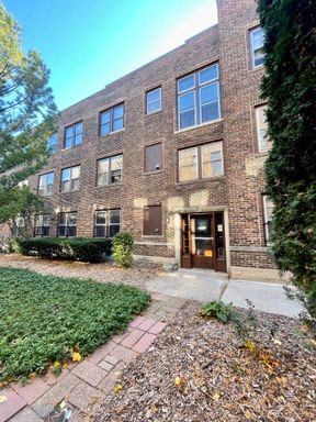Top Floor 1BR w/ Hardwood Floors Near UWM! Heat & Internet Included! – photo 1