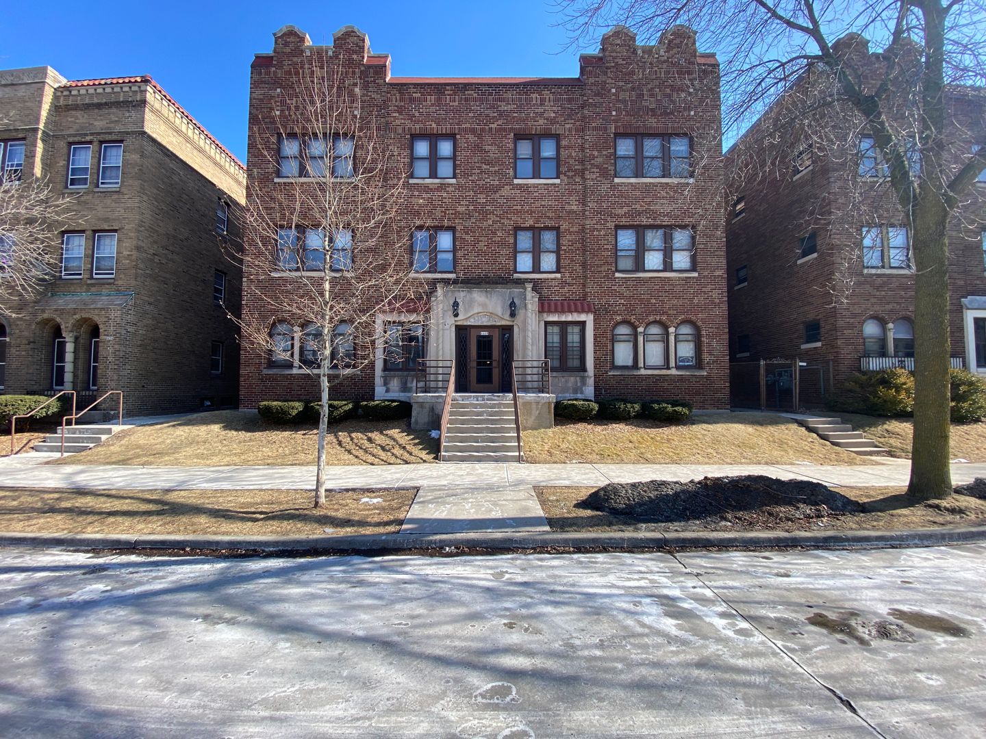 Shorewood Apartment: 4468 N Oakland Ave