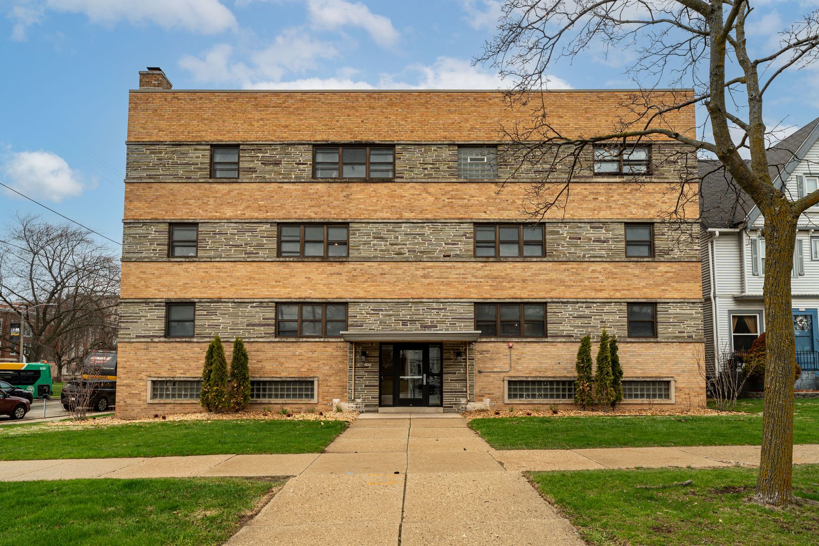 Milwaukee Apartment: 2600 E Kenwood Blvd