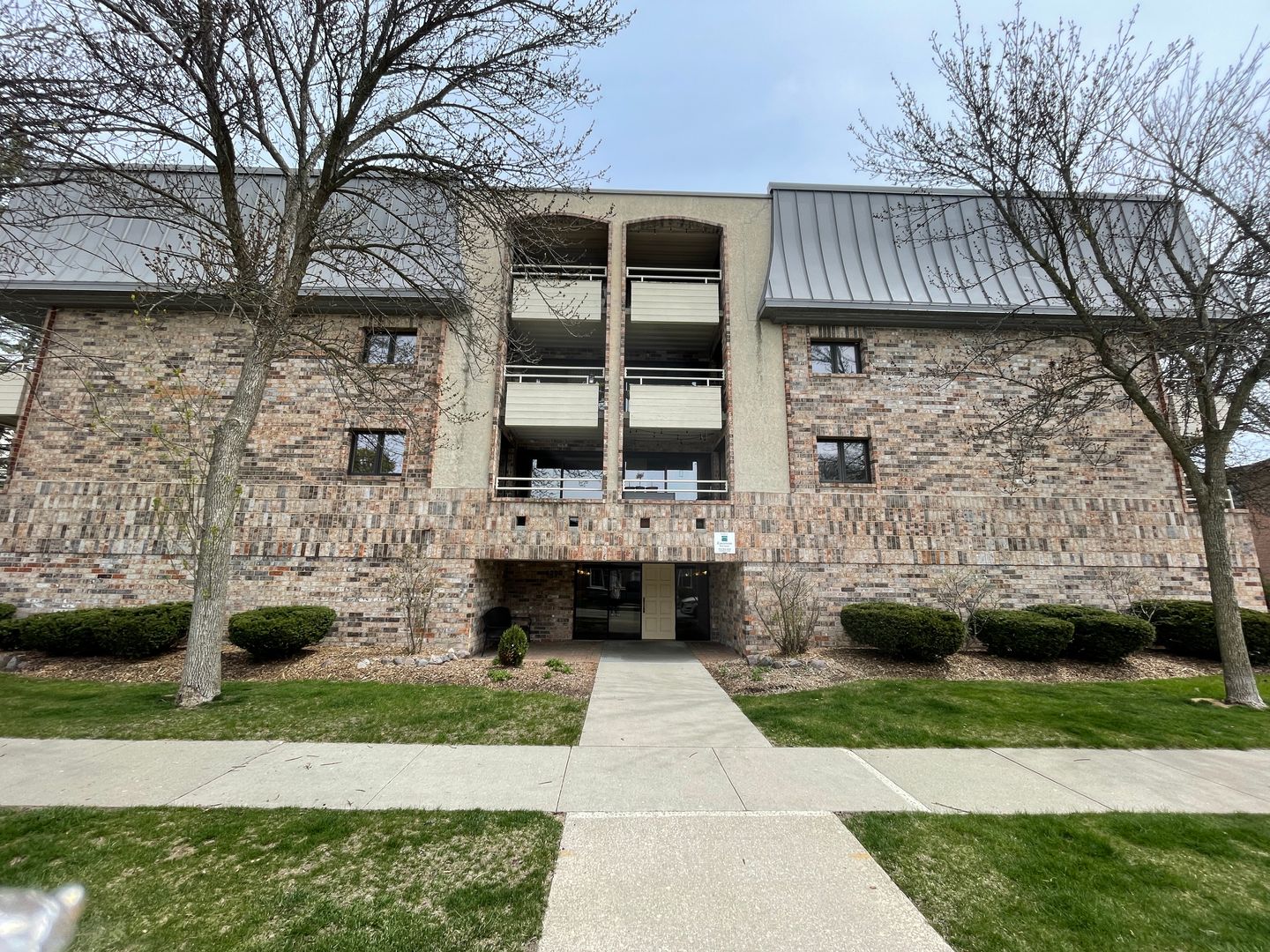 Whitefish Bay Apartment: 5200 N Diversey