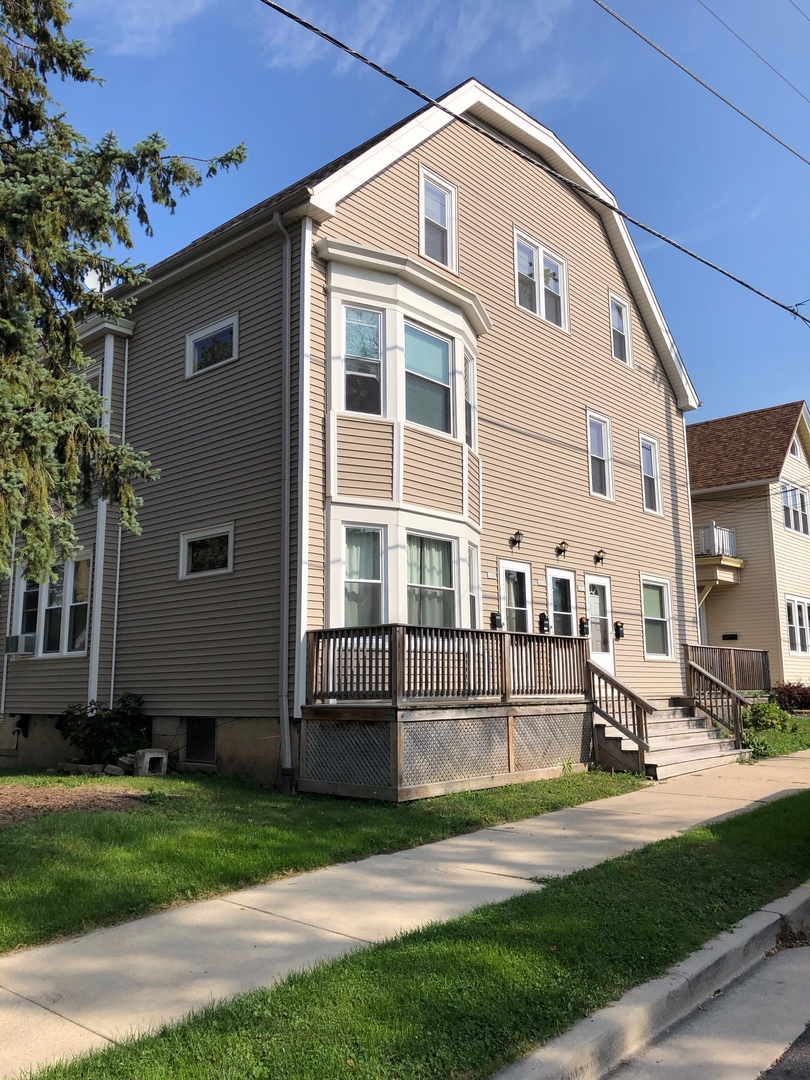 Milwaukee Apartment: 1008-12 E Potter St