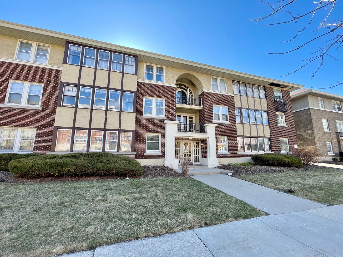 Milwaukee Apartment: 2114 N Summit