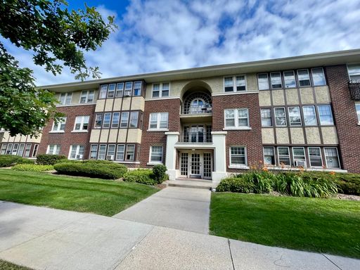 1/2 Off First Month! Huge 2BR Corner Unit Near the Lake! – photo 1