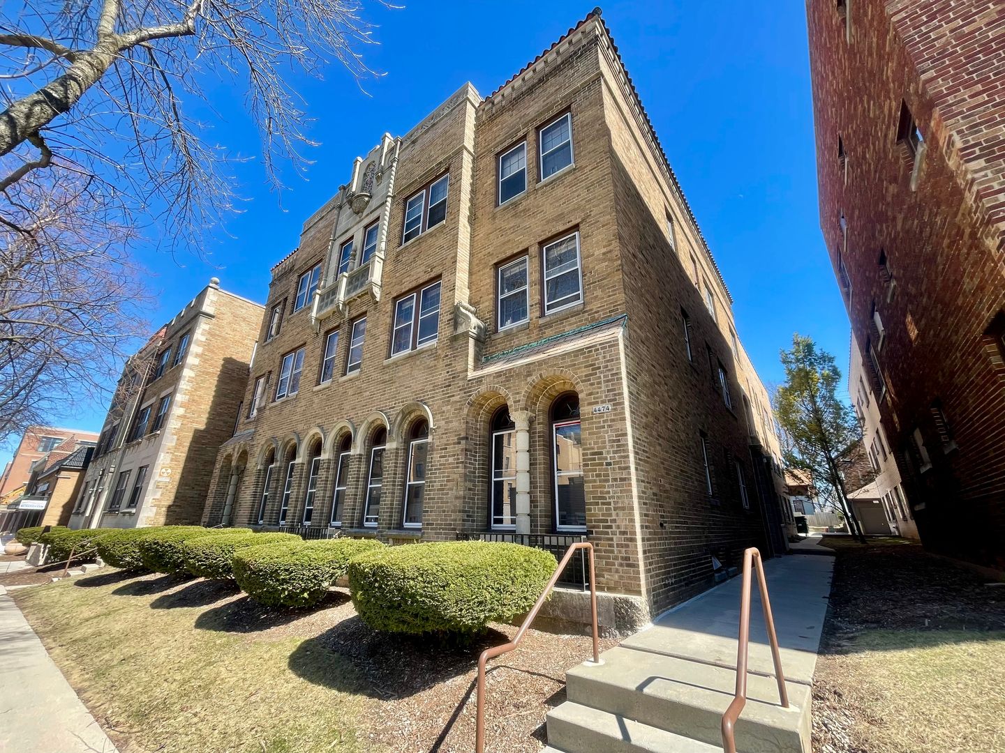 Shorewood Apartment: 4474 N Oakland Ave