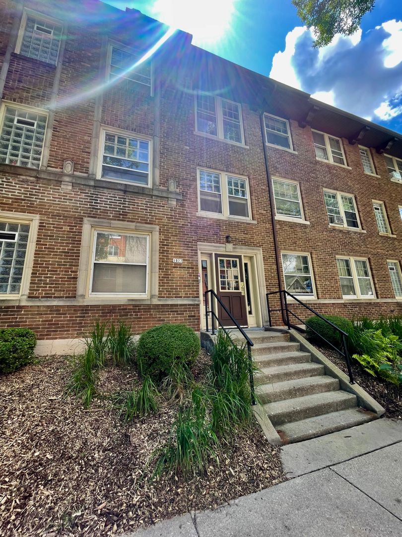 Milwaukee Apartment: 1827 E Park Pl