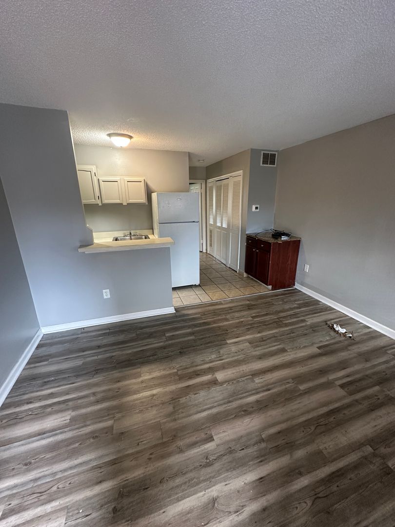 Newport News Apartment: 15910 Warwick Blvd