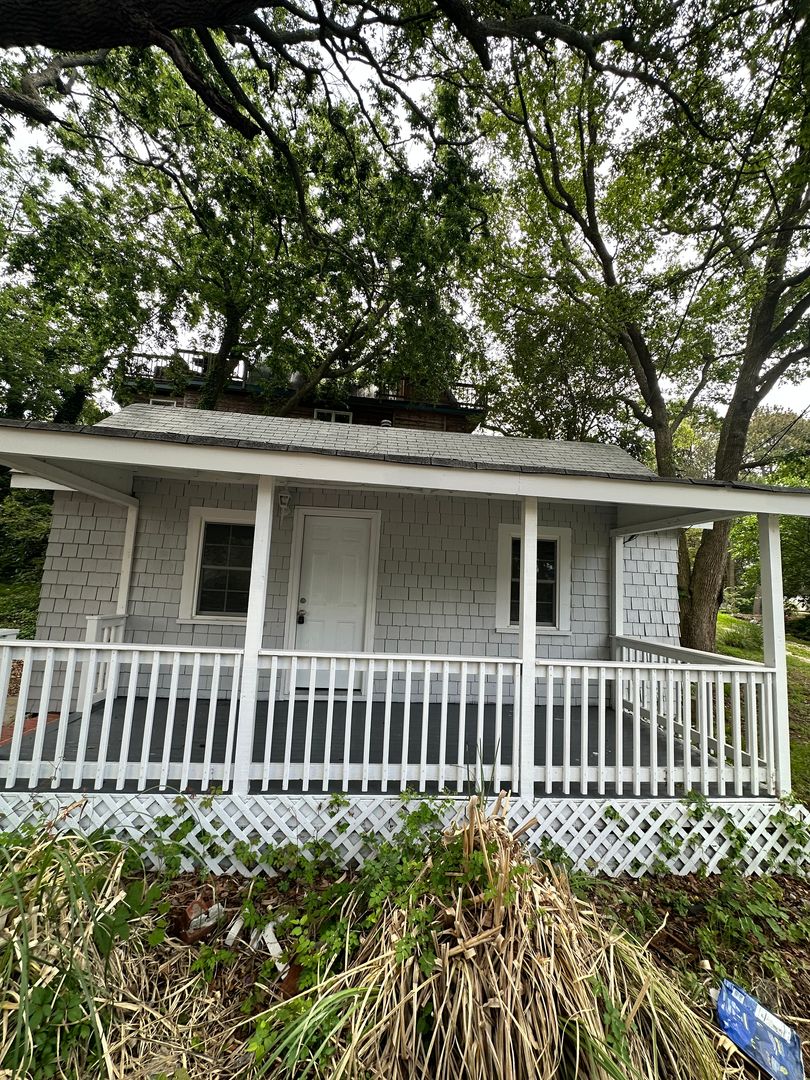Norfolk House: 9558 8th Bay Street