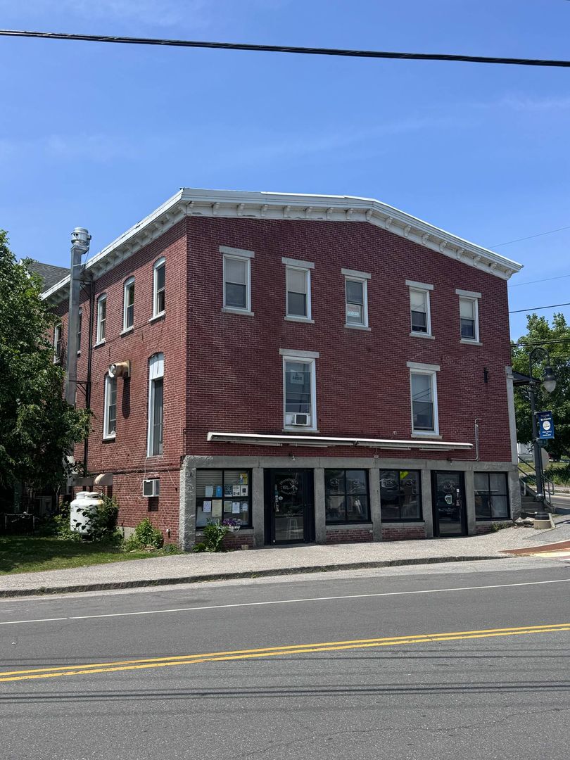 Richmond Apartment: 2 Main St