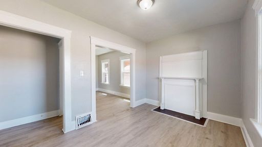 ***** MOVE IN SPECIAL ***** West Side 2 Bedrooms - First Floor Apartment – photo 1