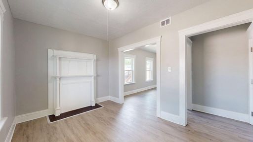 ***** MOVE IN SPECIAL **** West Side 2 Bedrooms - Second Floor Apartment – photo 1