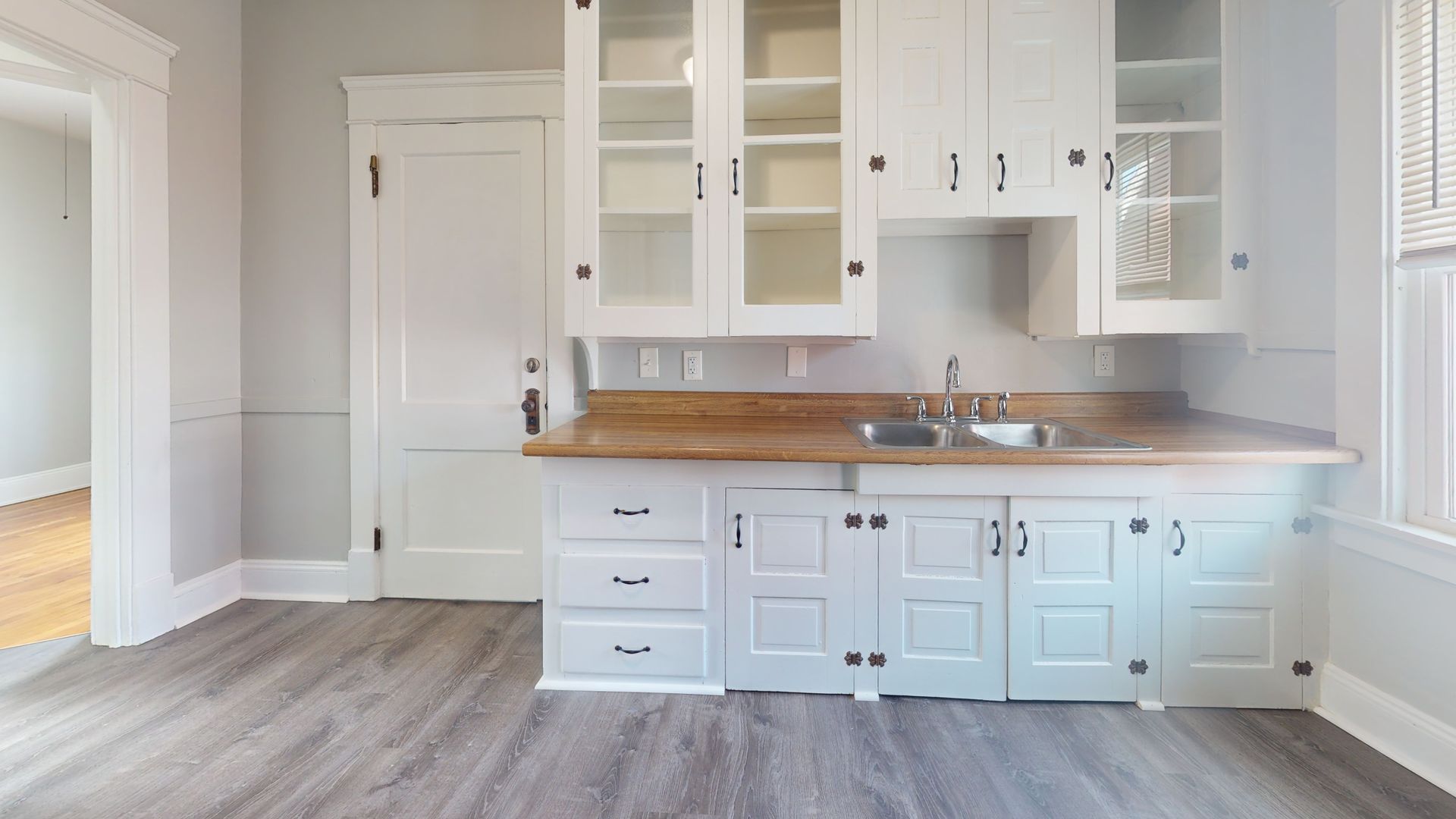 Lakewood Apartment: 2046 Wyandotte Avenue