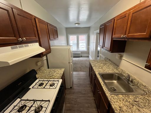 1st Floor 1-bed in Cle Hts – photo 1