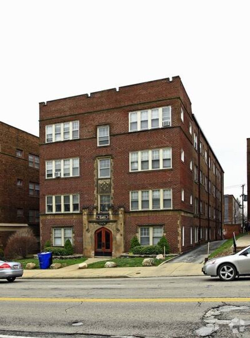 Cleveland Heights Apartment: 12479 Cedar Road