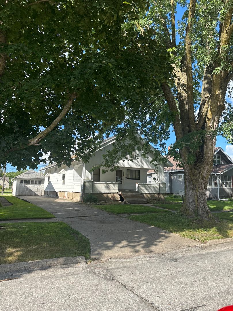 Rockwell City House: 122 E Pleasant Street