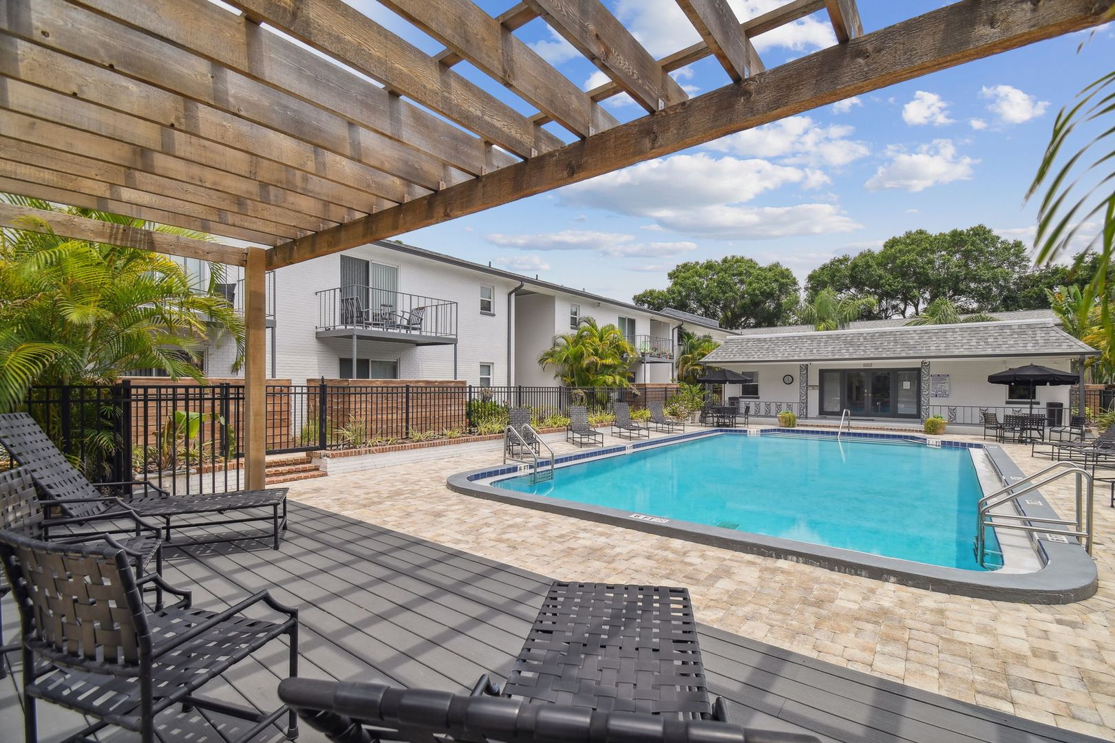Tampa Apartment: 2401 W Morrison Ave