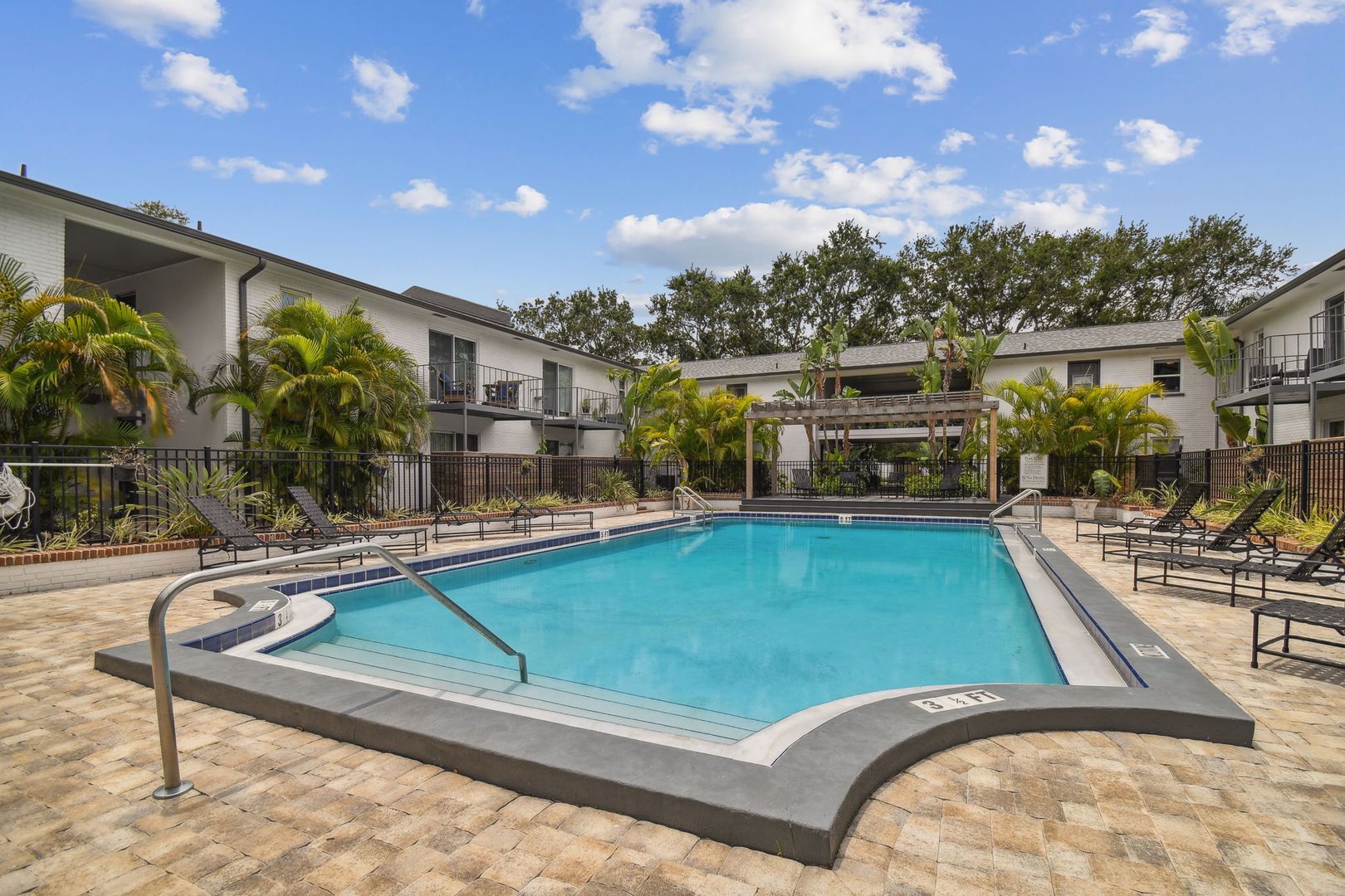 Tampa Apartment: 2401 W Morrison Ave