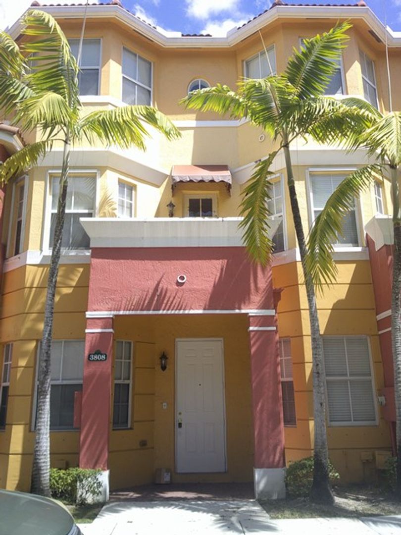 Wellington House: 3808 Shoma Drive