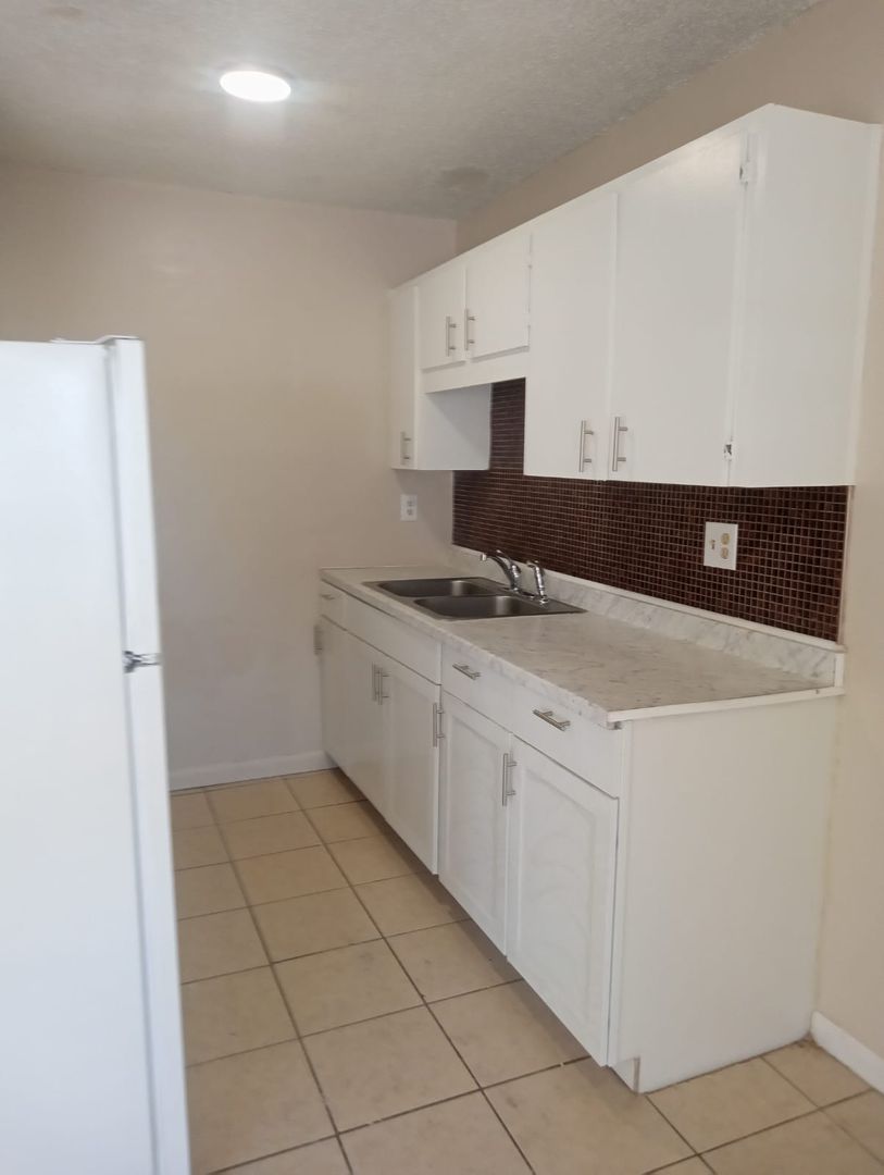 Auburndale Apartment: 2222 Leo Dr