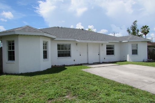 Freshly Painted! 2 bed/1 bath Duplex Minutes From Downtown! – photo 1