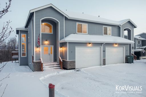 Beatuiful 3 Bed 1.5 bath Duplex up KGB – photo 1
