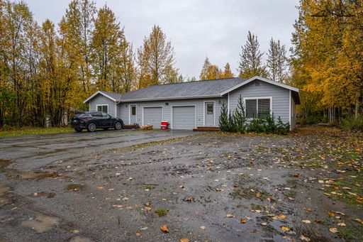 Adorable, 2 Bedroom, 1 Bath Duplex!