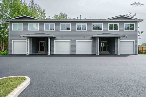 3 BD, 2.5 BA with Luxurious Lakefront View! – photo 1