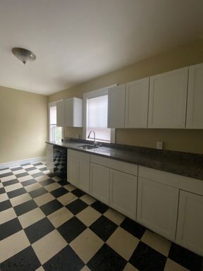 Spacious fully redone 3bed/ on Broadway, across from Columbus Theatre near JWU – photo 1