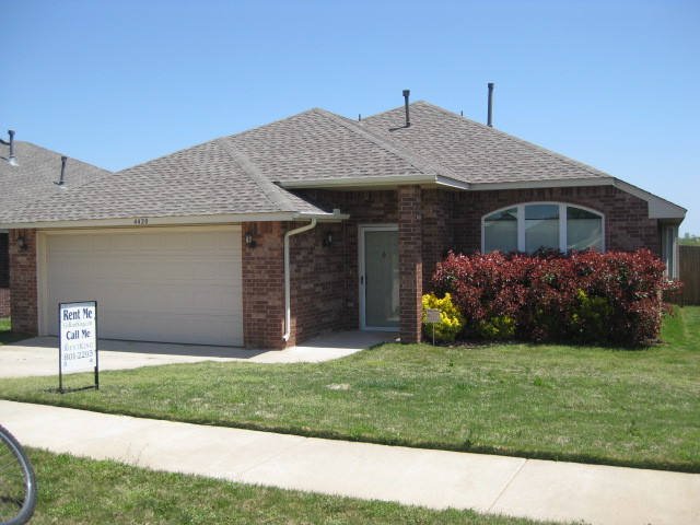 Moore House: 4420 Applegate Dr