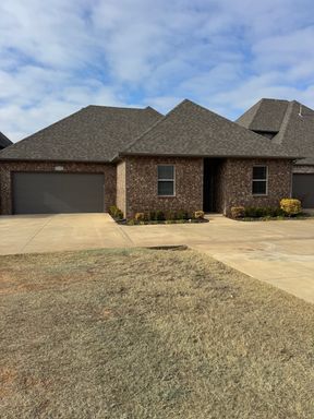 Charming 2 bed/2 bath in gated community The Enclave! – photo 1
