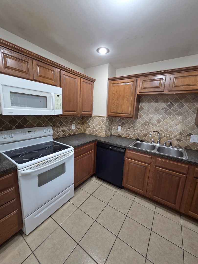 Wichita House: 3215 S Chase Ave