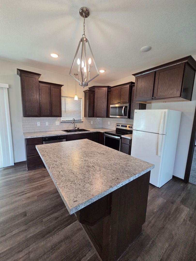 Andover House: 1553 N Aster Cir