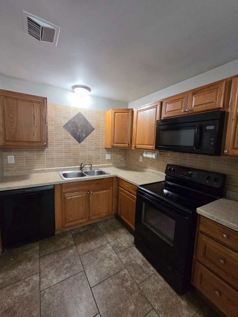 Wichita House: 2416 W Rita St