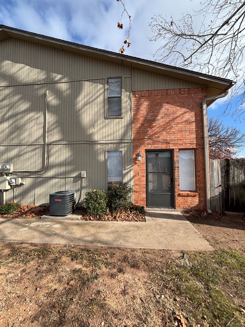 Lawton Apartment: 901 NE Tortoise Drive