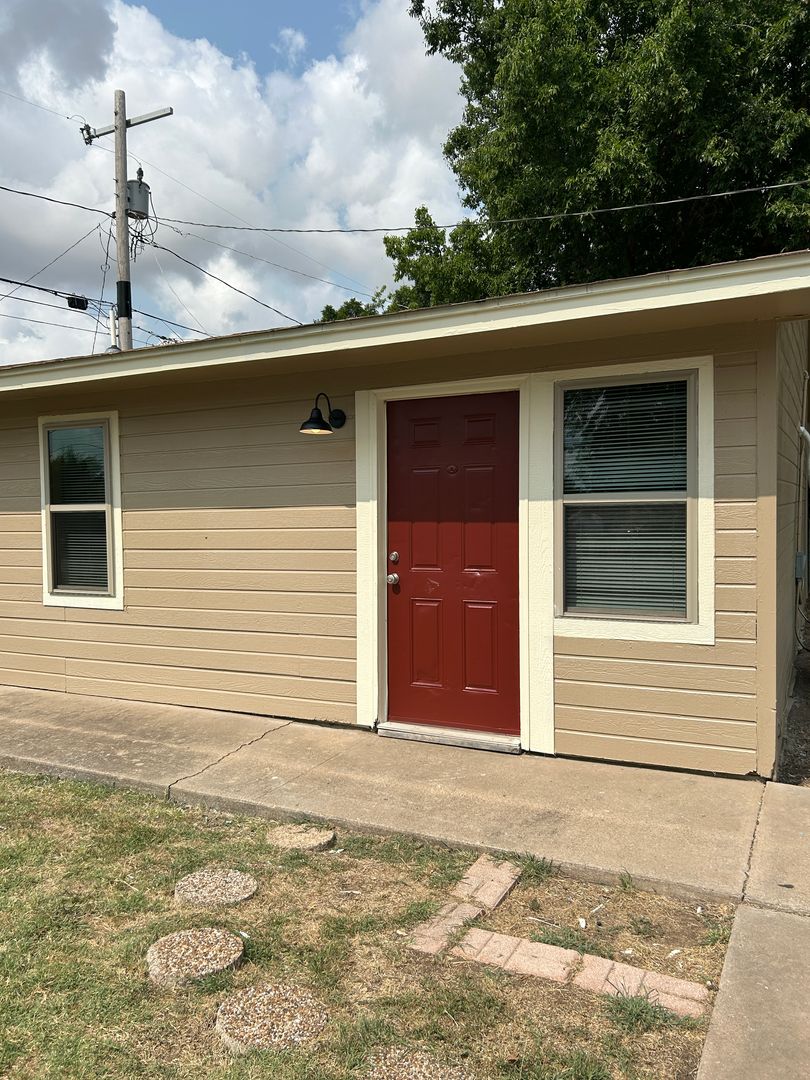 Lawton Apartment: 6202 1/2 NW Elm Ave.