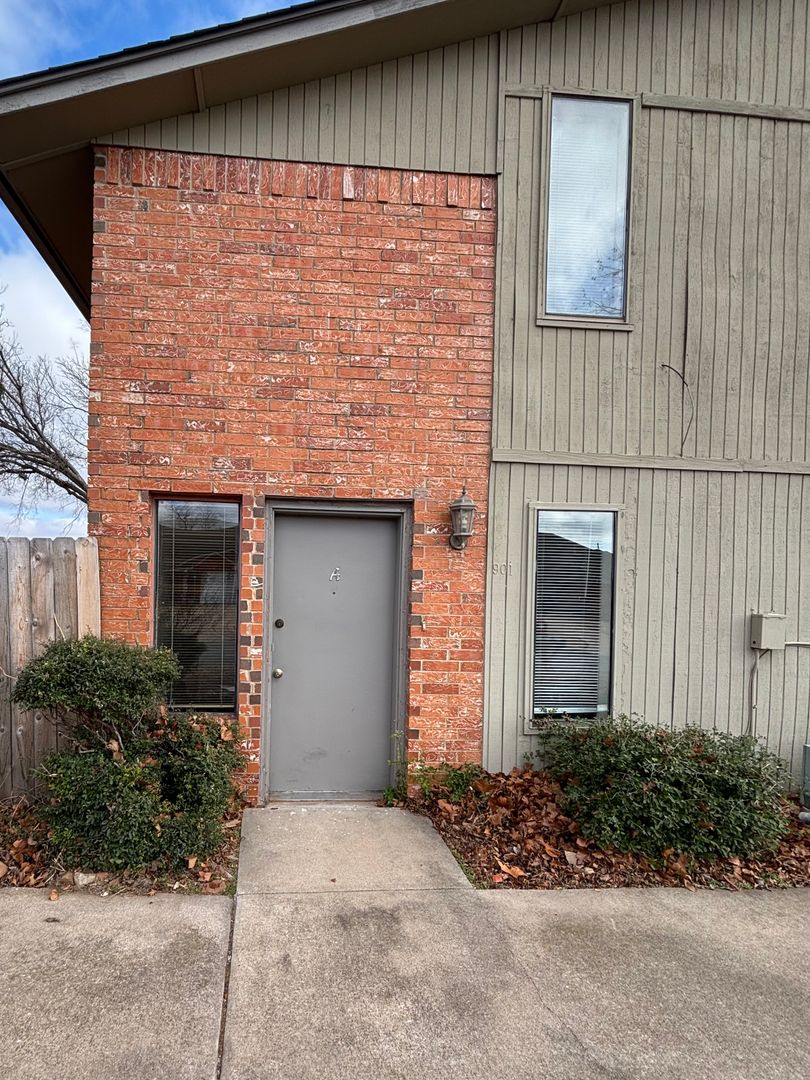 Lawton Apartment: 901 NE Tortoise Drive