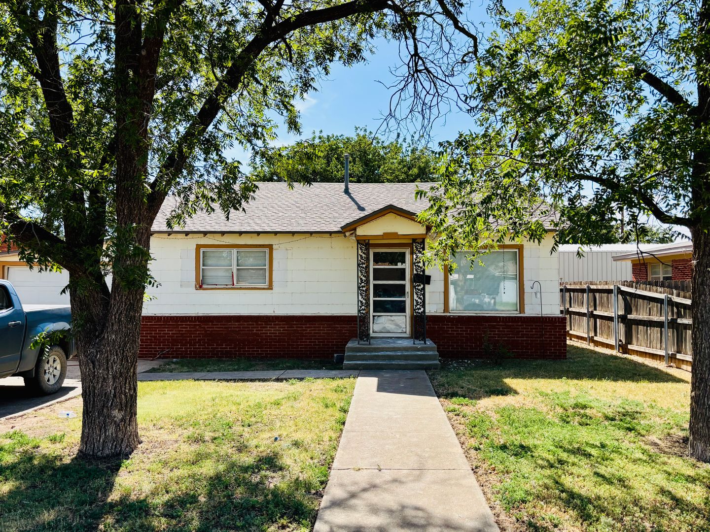 Slaton House: 635 S 16th St