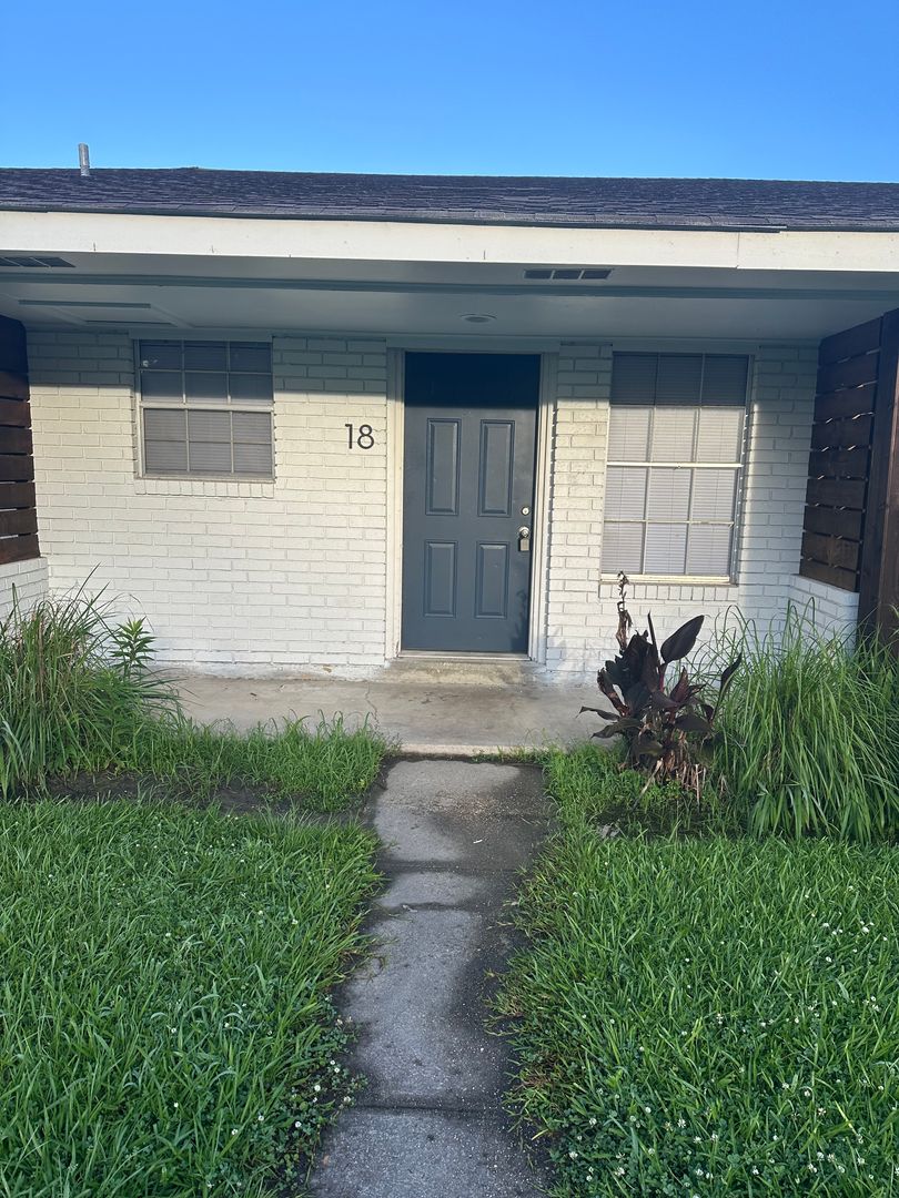 Ponchatoula Apartment: 1681 Veterans Avenue