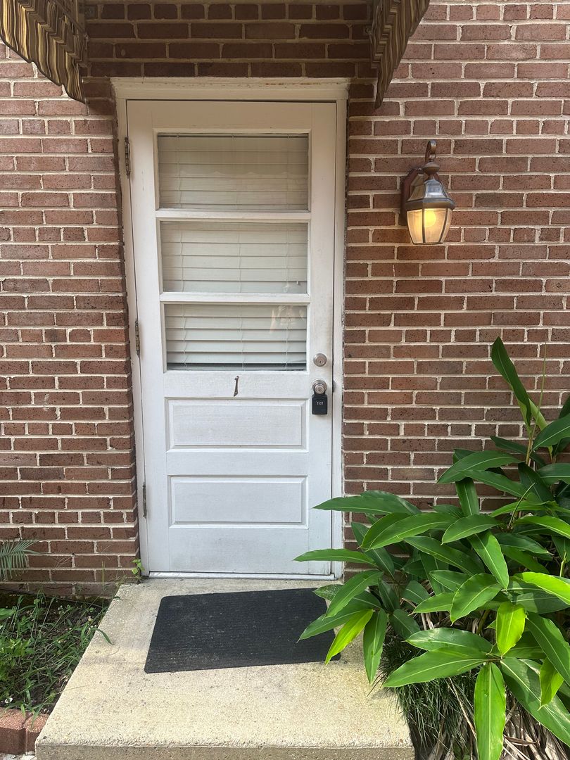 Hammond Apartment: 114 N. Cypress Street