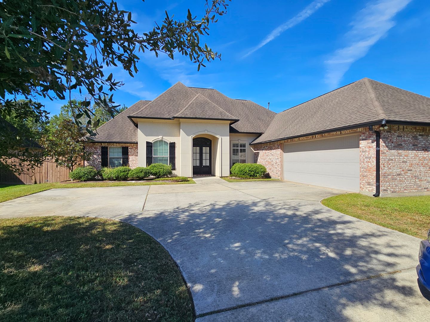 Madisonville House: 549 English Oaks Drive