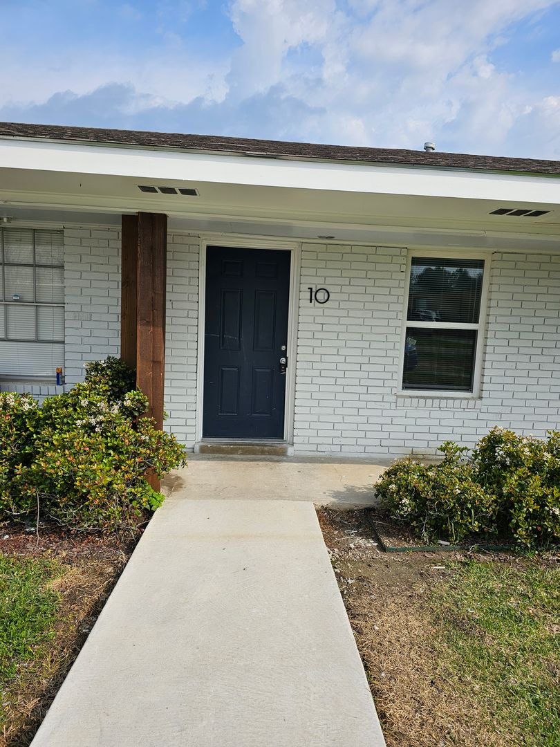 Ponchatoula Apartment: 1681 Veterans Avenue