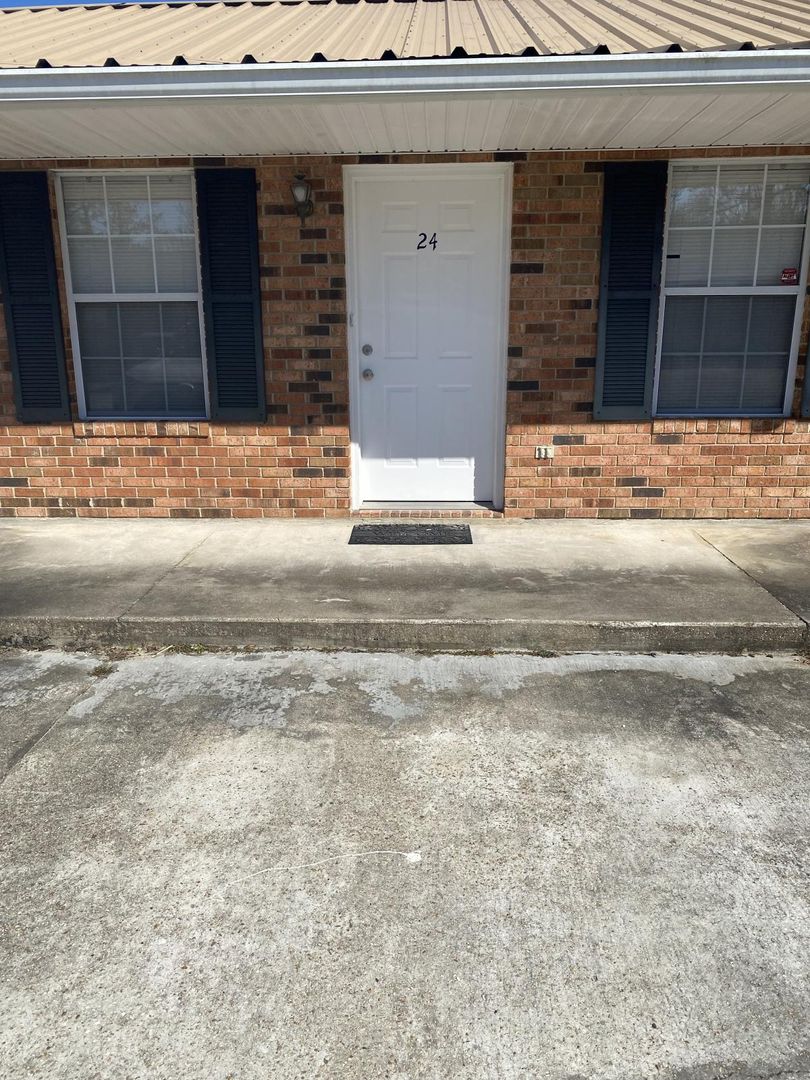 Hammond Apartment: 44188 S. Baptist Road