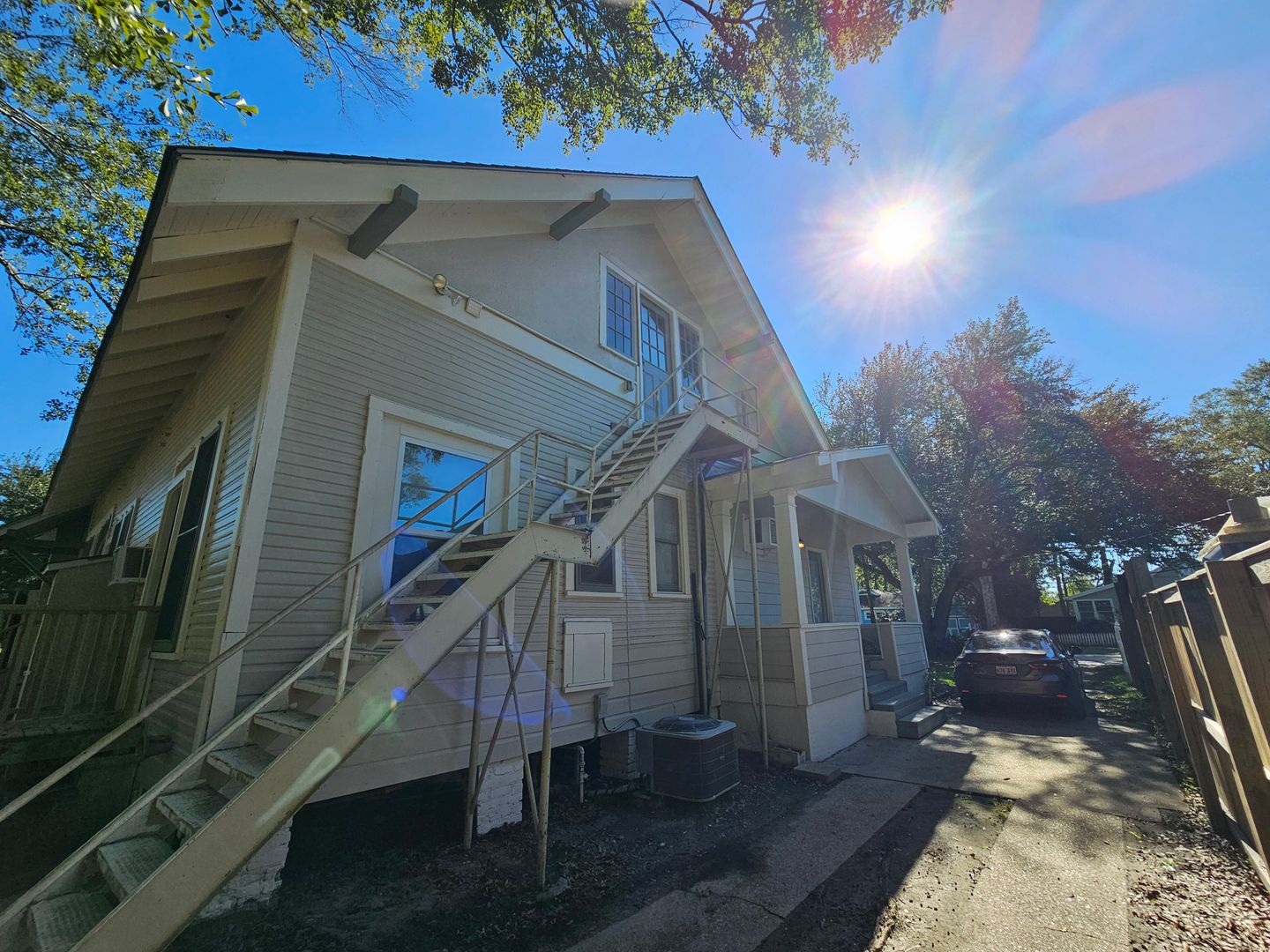 Hammond Apartment: 311 E. Robert Street