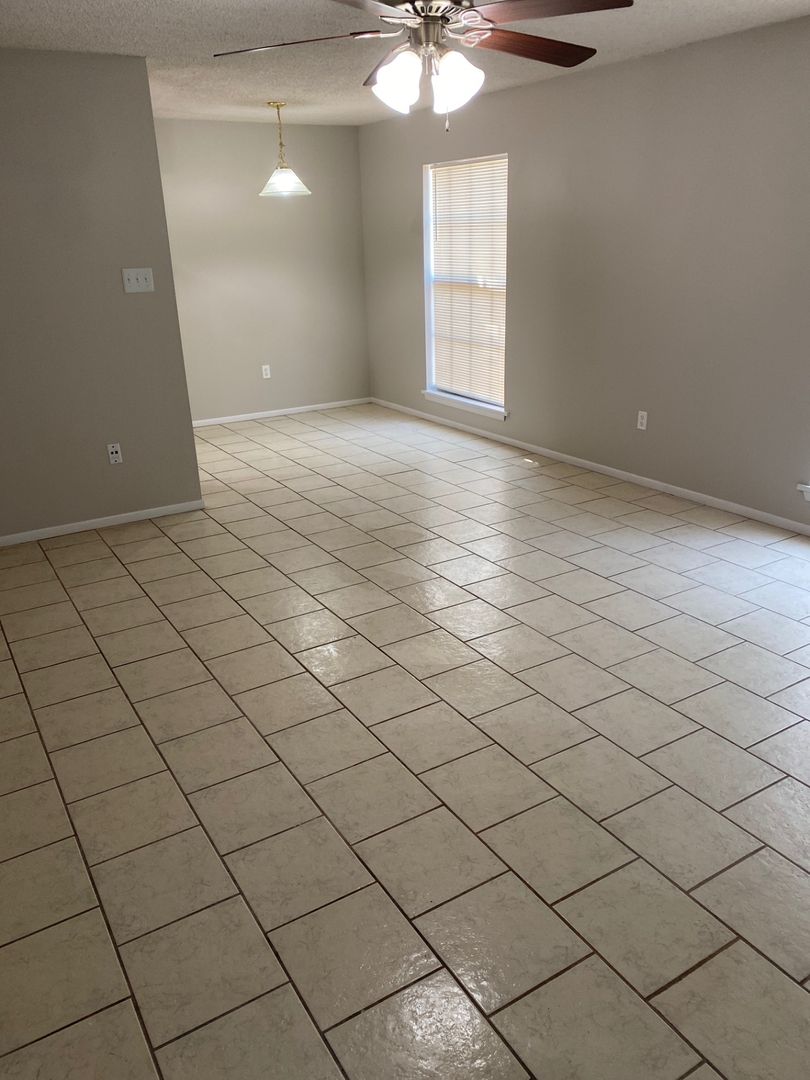 Hammond Apartment: 4 Kay Lane, E