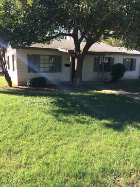 Roomy 6-Bedroom Home with Pool – photo 1