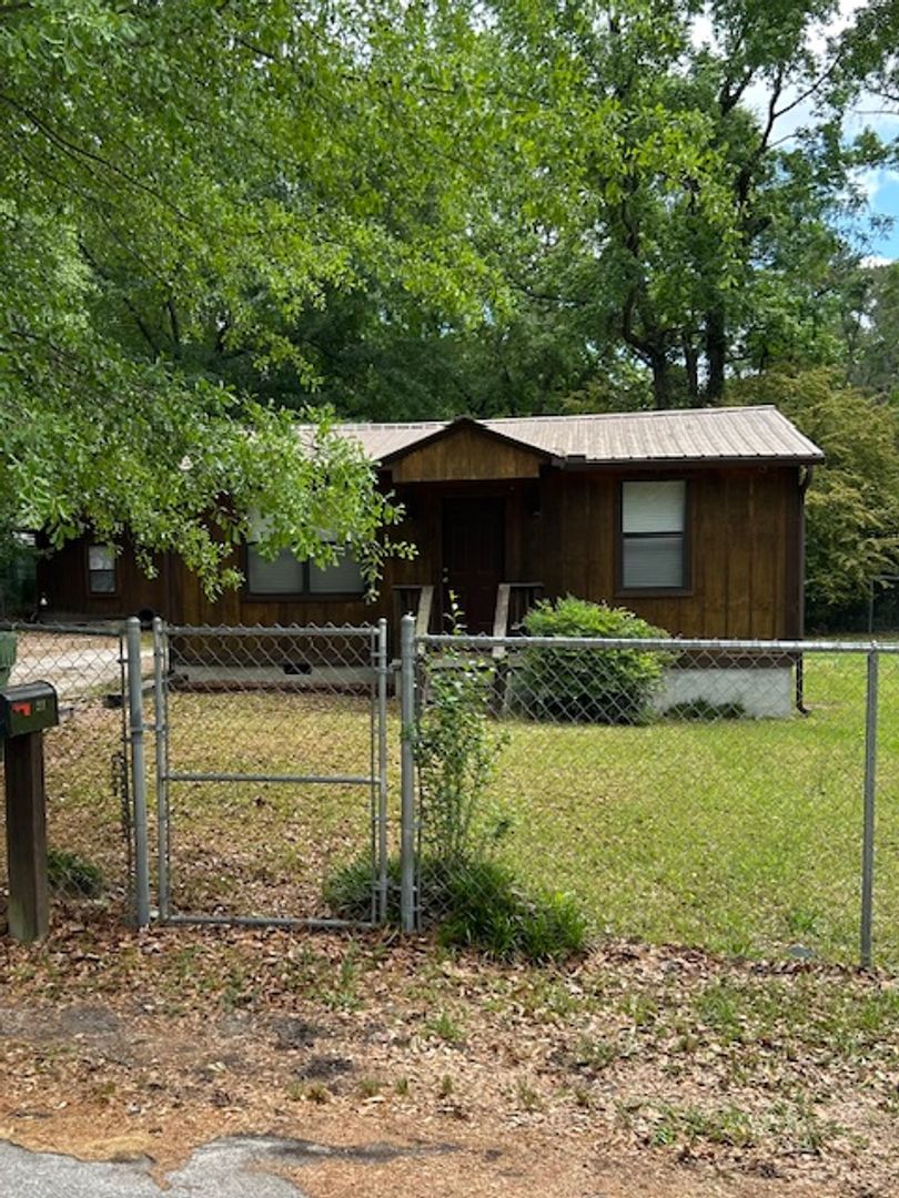 Columbia House: 211 Horseshoe Circle